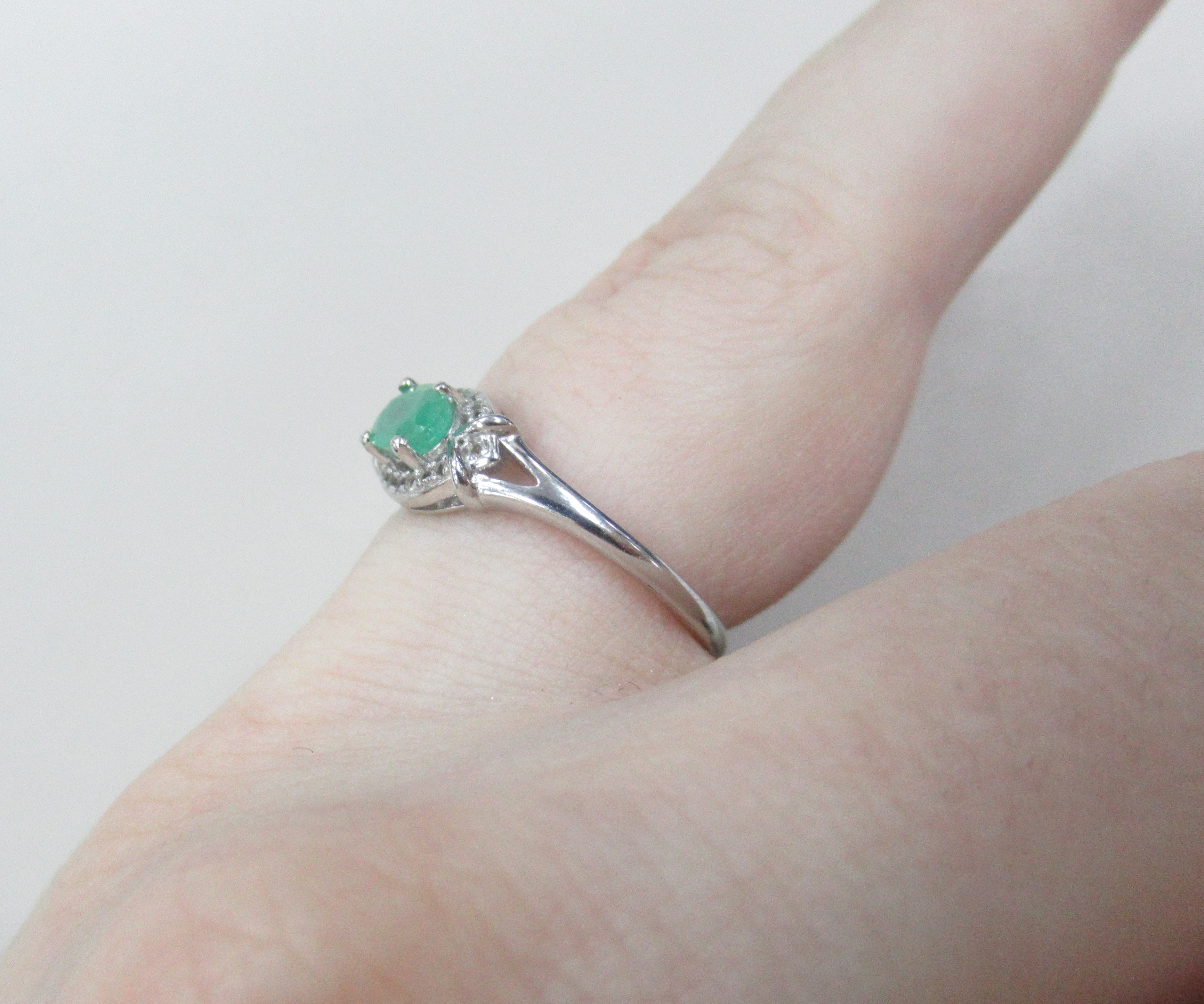 Серебряное кольцо с изумрудом